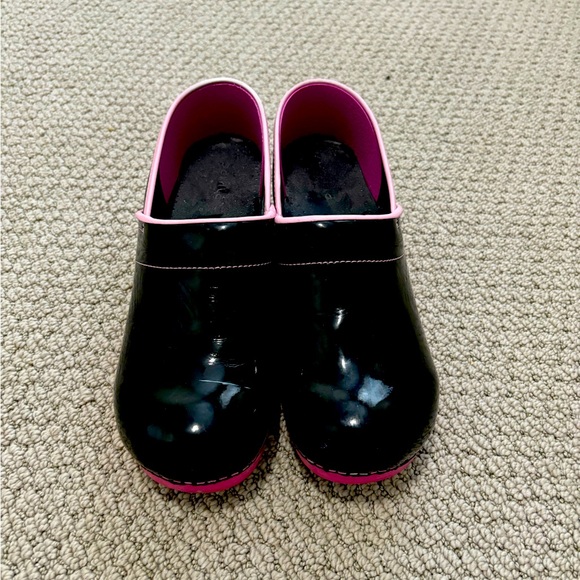 Sanita Shoes - Sanita Clogs - Black w/pink trim